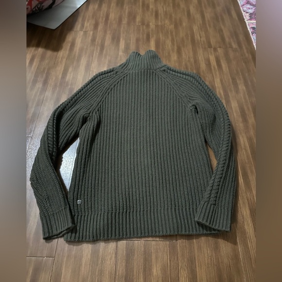 Lululemon Bring The Cozy Turtleneck dark olive
Size 2
W3BL5S - Picture 3 of 6